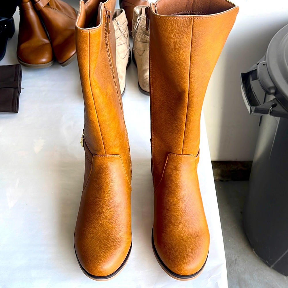 Girl boots size 3 new